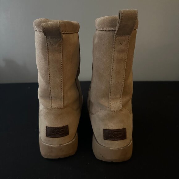 EUC, UGG Women's Classic Short Boot Waterproof, size 8.5, tan - Picture 2 of 5